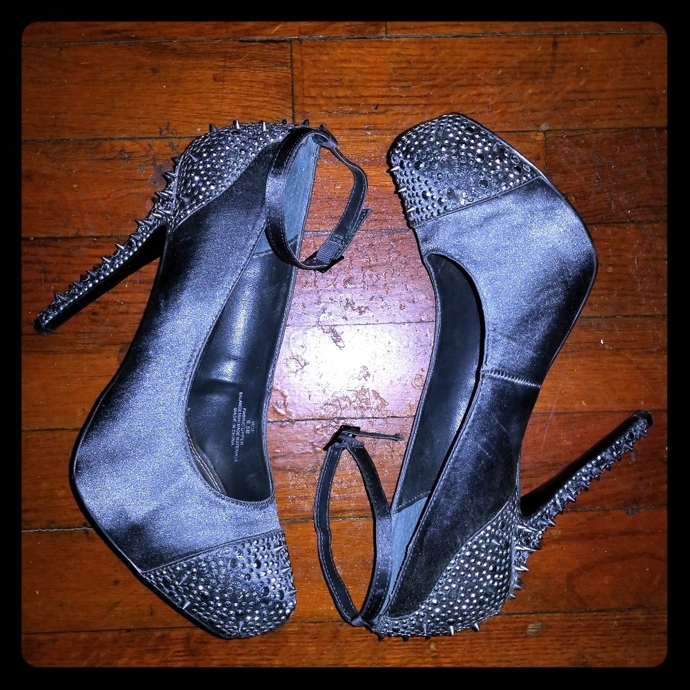 Stiletto semi platform pump